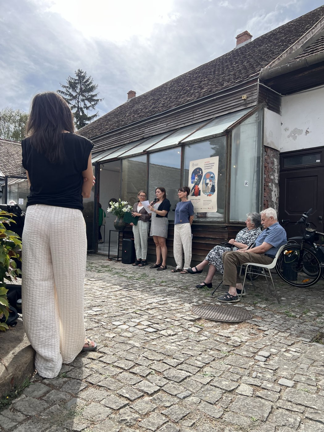 A kiállítás — Barcsay Múzeum udvara